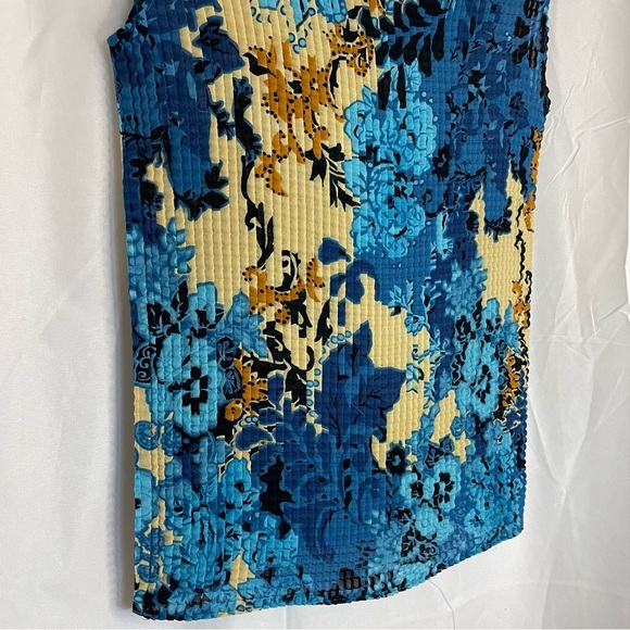 NICOLA Women’s Blue Cream Floral Crinkle Pleated Smocked Sleeveless Tank Medium - Picture 3 of 11